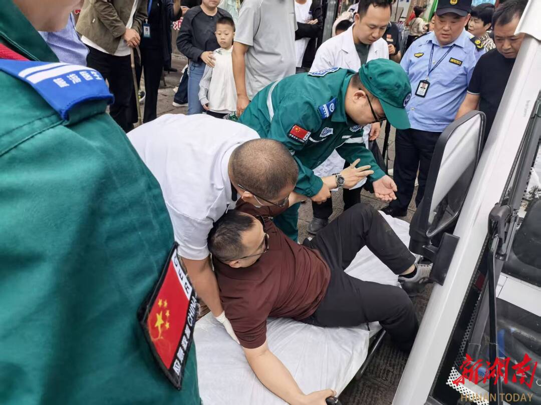 游医生”守护中外游客新葡京娱乐张家界“旅(图1) 游医生”守护中外游客新葡京娱乐张家界“旅(图1)